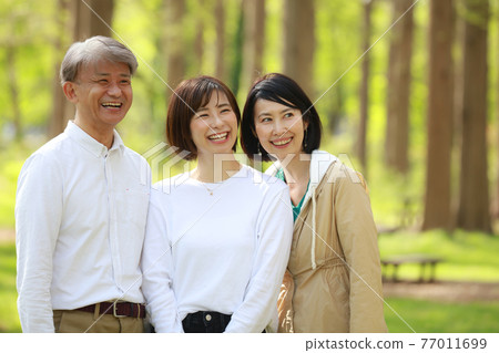 Smile parent and child 77011699