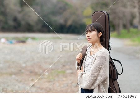 拿著吉他的音樂家 77011968