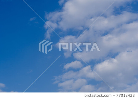 春天藍天和雲彩 春天藍天和雲彩 77012428