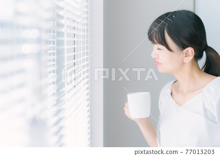 辦公室裡拿著杯子的女商人 77013203