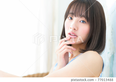 我摸了摸自己的臉，轉向相機 77013488