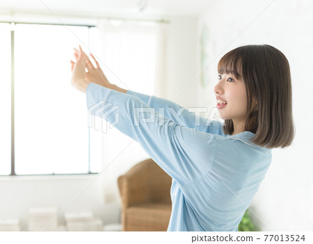 Women's morning relaxation time 77013524