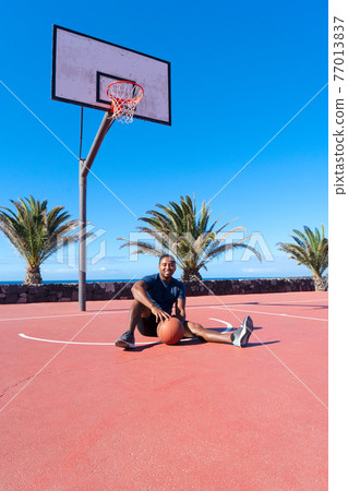 Afro player in basketball 77013837