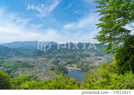 Lake Tsukui and Sagamihara city (Minami Takao mountain ridge) seen from the observation rest area Lake Tsukui and Sagamihara city (Minami Takao mountain ridge) seen from the observation rest area 77013921
