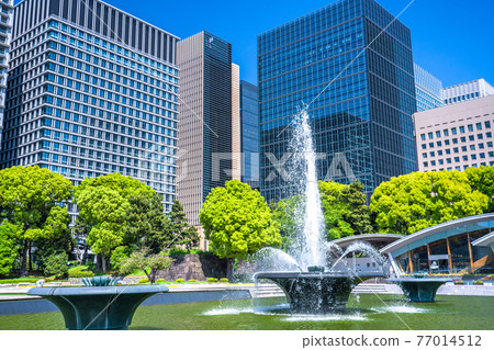《東京》 新鮮的綠色丸之內辦公區、和田倉噴泉公園 77014512