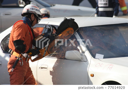 Exhibit of a vehicle trapped rescue using an engine cutter (disaster prevention drill) Exhibit of a vehicle trapped rescue using an engine cutter (disaster prevention drill) 77014920