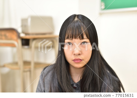 在課堂上與學生協商的女教師的面部表情 2 77015631