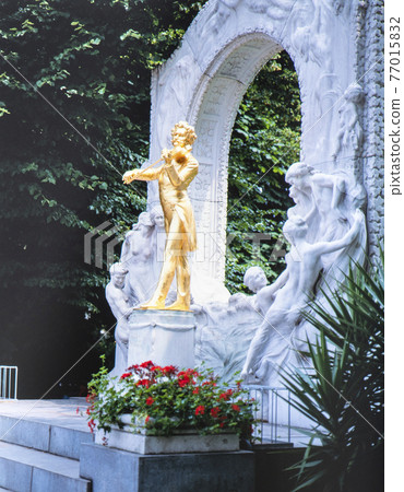 Johann Strauss statue in Vienna Park, Austria Johann Strauss statue in Vienna Park, Austria 77015832