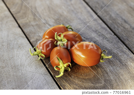 Fresh red tomatoes on vintage wooden table, selective focus Fresh red tomatoes on vintage wooden table, selective focus 77016961