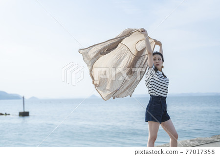 一個女人在海裡 一個女人在海裡 77017358