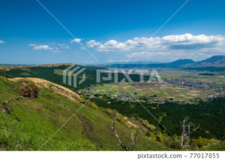 初夏藍天白雲的阿蘇風光 77017855