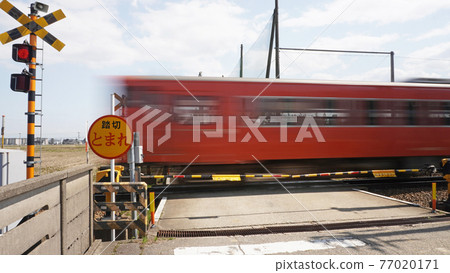 有鐵路道口的風景<03>（通過設置在城名線和冰見線的鐵路道口的車輛） 77020171