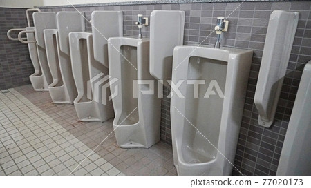 有廁所的風景<04>(公共廁所的男用小便池) 有廁所的風景<04>(公共廁所的男用小便池) 77020173