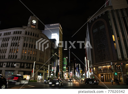 The first day of the third declaration of the Tokyo cityscape of Japan. At 20:00, Ginza 4-chome intersection surrounded by darkness = April 25 77020342