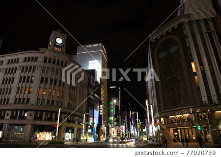 The first day of the third declaration of the Tokyo cityscape of Japan. At 20:00, Ginza 4-chome intersection surrounded by darkness = April 25 77020739