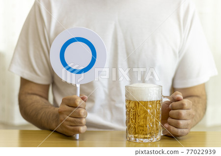 一個喝啤酒的男人和一個真正的標誌(30多歲,日本人) 一個喝啤酒的男人和一個真正的標誌(30多歲,日本人) 77022939
