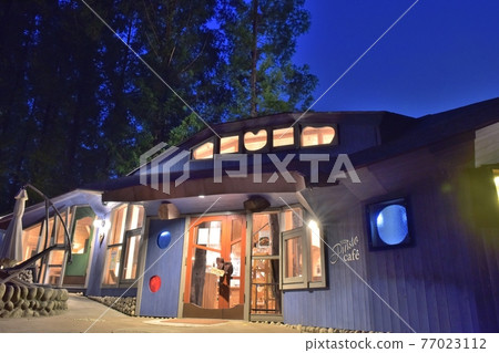 夏季黎明兒童森林公園的照明、畫廊咖啡廳、Puisto 在藍色小時出現 77023112