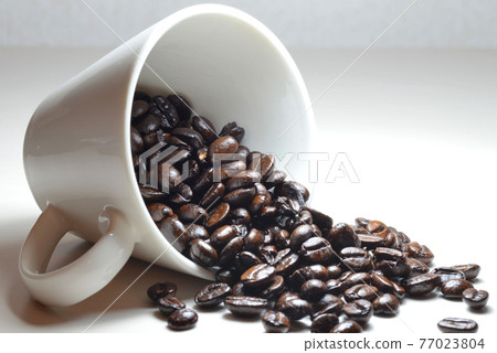 Coffee cup and coffee beans on white background Coffee cup and coffee beans on white background 77023804