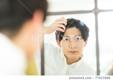A man seeing a mirror 77023866