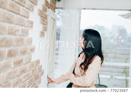 Young woman leaving home 77023987