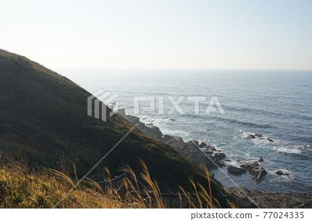 從三浦半島南端躍入太平洋的神奈川縣立城島公園城島清澈的海 從三浦半島南端躍入太平洋的神奈川縣立城島公園城島清澈的海 77024335
