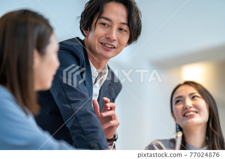 Business women meeting explanation meeting Business women meeting explanation meeting 77024876