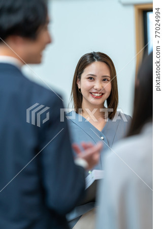 Business women meeting explanation meeting 3 people standing 77024994
