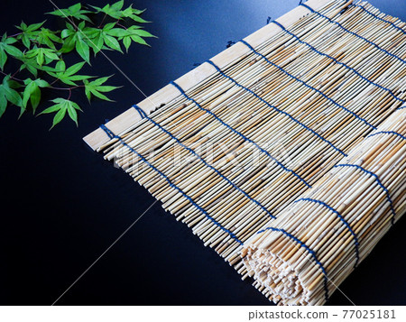 Young leaves autumn leaves and bamboo blinds 77025181