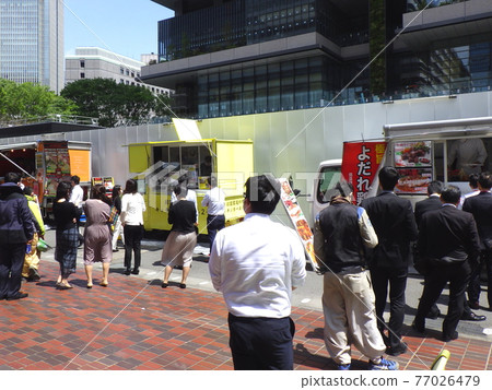A very popular kitchen car where you can line up for a tech-out lunch 77026479