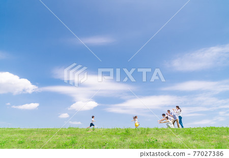 藍天下草地上的三代親子賽跑 77027386