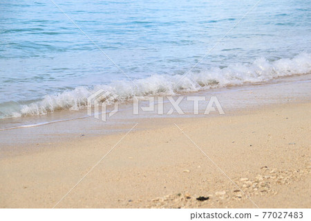 在海灘上擊敗的波浪 在海灘上擊敗的波浪 77027483