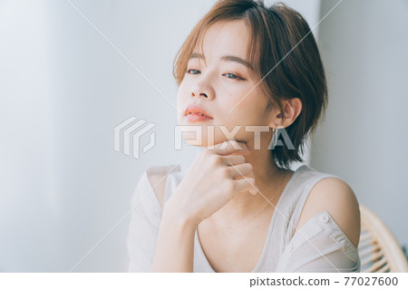 Young women's hairstyles, beauty images 77027600