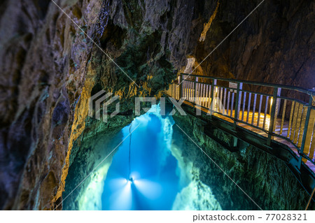 岩手縣巖泉町龍泉洞（第二地下湖） 77028321