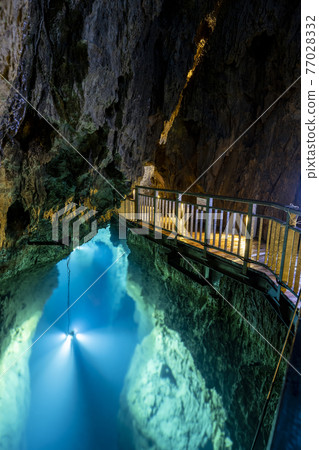 岩手縣巖泉町龍泉洞(第二地下湖) 岩手縣巖泉町龍泉洞(第二地下湖) 77028332