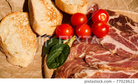 Bread slices, cherry tomatoes, spinach and ham. Ingredients 77028621