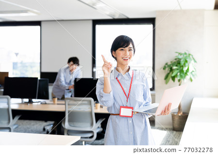 Business woman working in the office 77032278