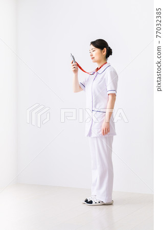 A nurse who is contacted for an emergency 77032385