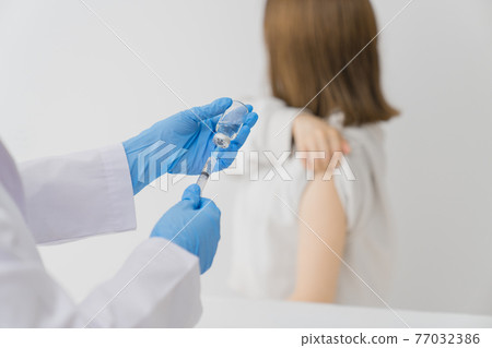 醫生從小瓶拉疫苗 77032386