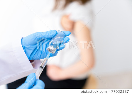 醫生從小瓶拉疫苗 77032387