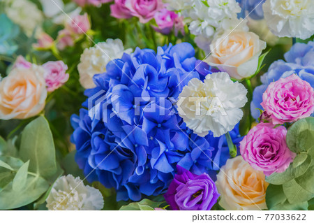 Colorful beautiful flowers bouquet - close up Colorful beautiful flowers bouquet - close up 77033622