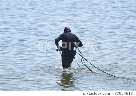 Worker conducting repair work in marine 77034618