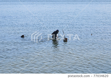 Worker conducting repair work in marine 77034620