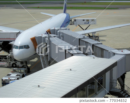 A boarding bridge that you pass when you board an airplane 77034832