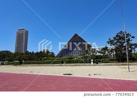 夏天圖像蘇門海岸在蔚藍的天空 夏天圖像蘇門海岸在蔚藍的天空 77034923