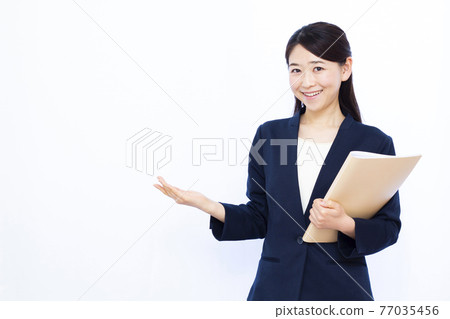 Business woman in her thirties giving an explanation Business woman in her thirties giving an explanation 77035456