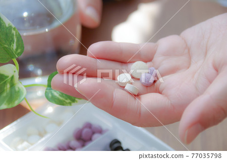 Image of taking supplements 77035798