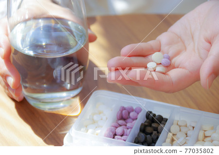 服用補充劑的圖片 服用補充劑的圖片 77035802