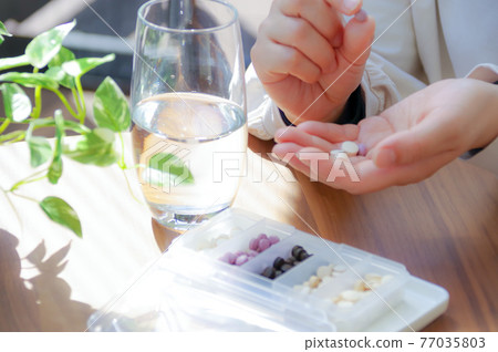 服用補充劑的圖片 77035803