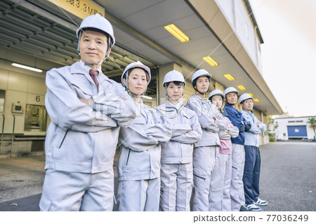 Multiple business workers 77036249