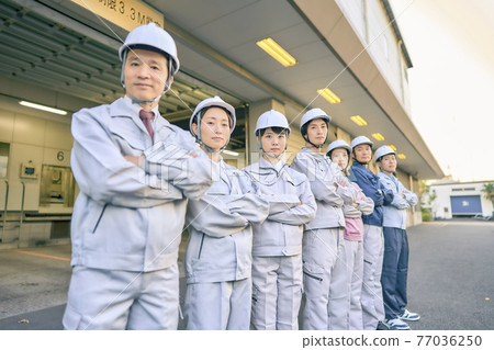 Multiple business workers Multiple business workers 77036250